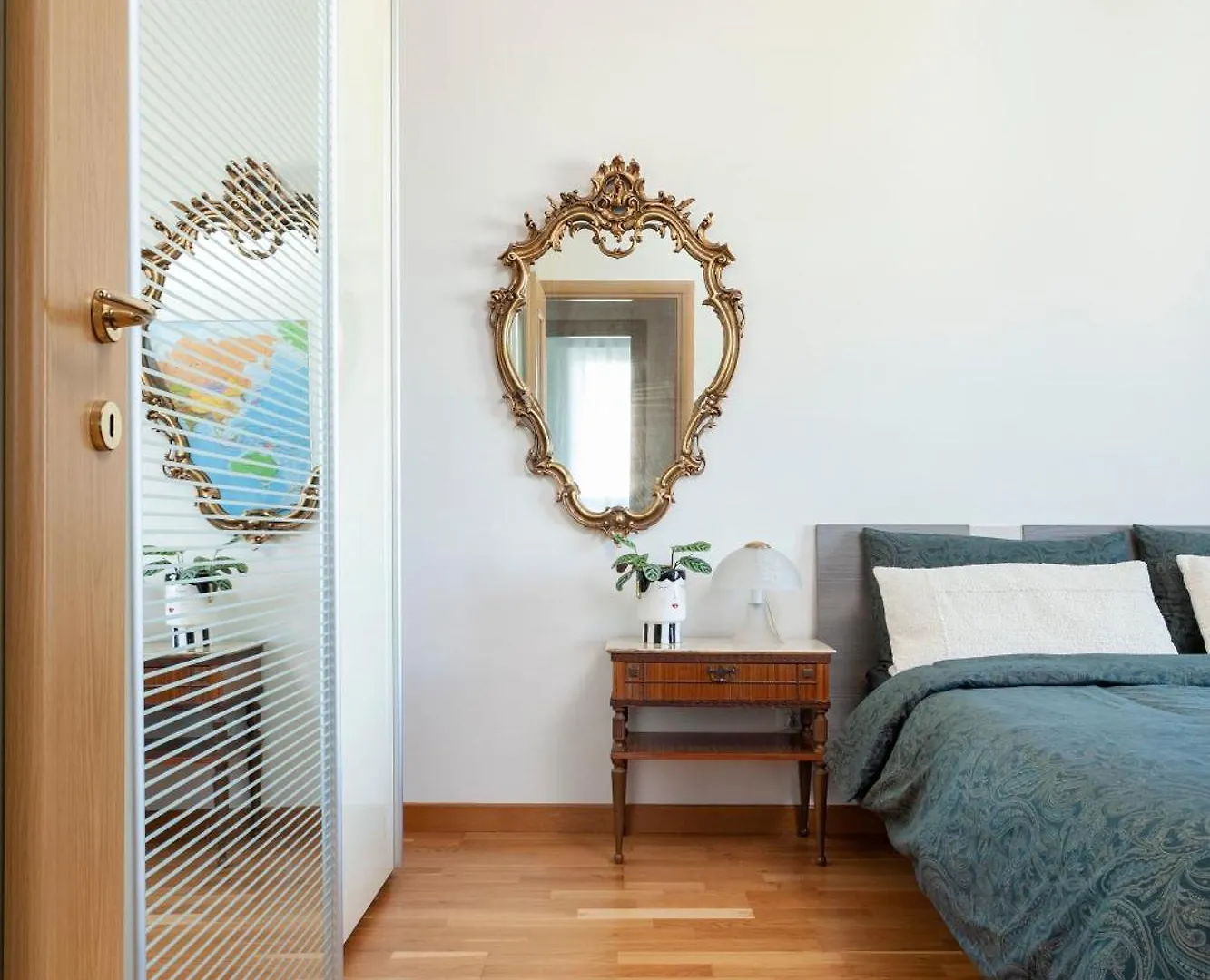 Two Spacious Bedrooms 1 Minute To Metro Stop Milan Italy