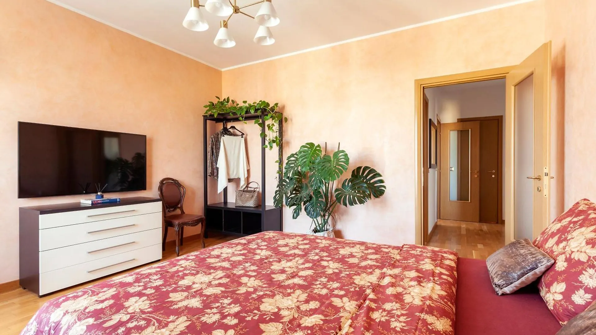 Two Spacious Bedrooms 1 Minute To Metro Stop Milan Italy